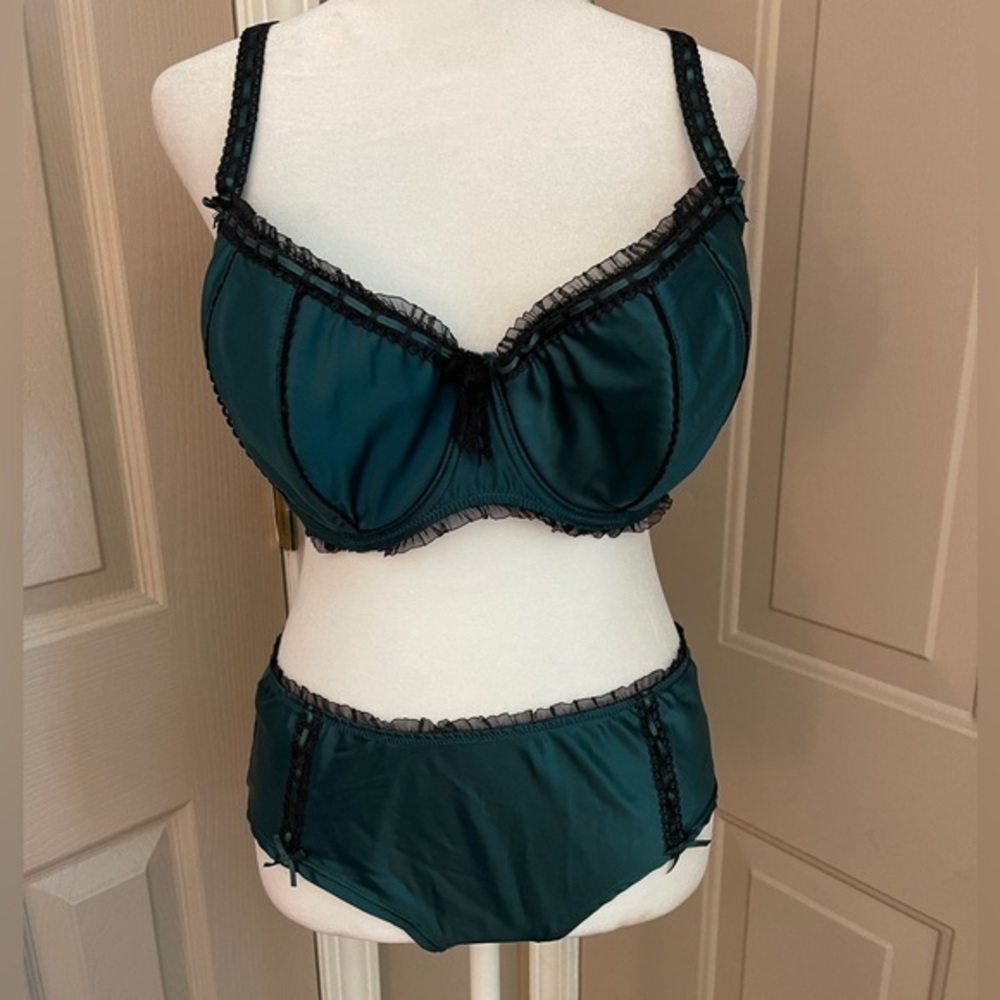 Q-T forest green satin black lace panty underwire bra set sz 7/38DD.